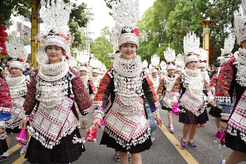 苗族姊妹節盛裝游演。
