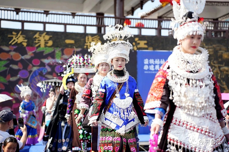 姊妹T臺秀。