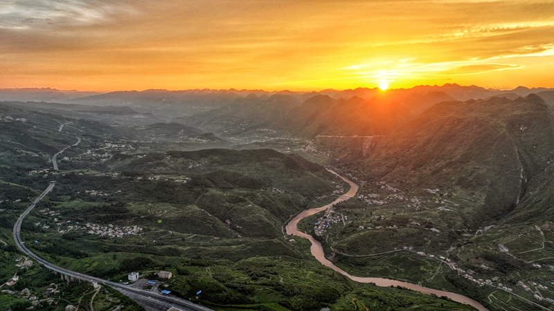 《夕陽下的生機鎮》。萬飄陽攝