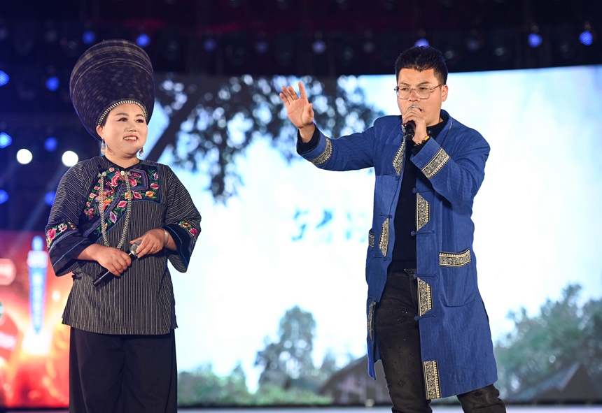 3月29日，在松桃村晚舞臺上，盤信鎮的村官“說村”。