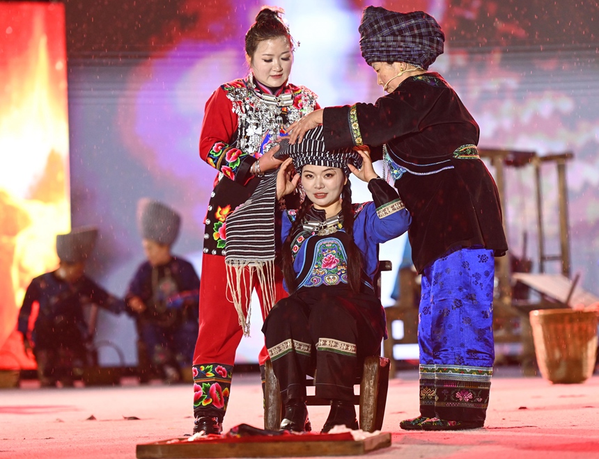 3月29日，在松桃村晚舞臺上，盤信鎮的村民在表演包苗帕。