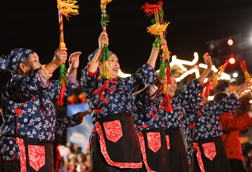 3月29日，在松桃村晚舞臺上，烏羅鎮的村民在給自己的隊伍加油。