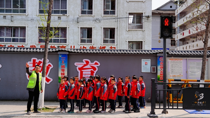 老師現場為學生講解怎么安全過馬路（羅崢銘 攝） (2).JPG