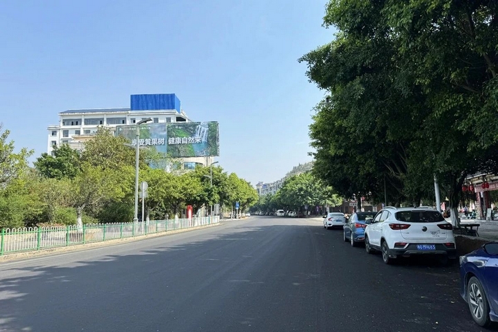 4 圖為黃果樹旅游區對路面進行提升改造.jpg