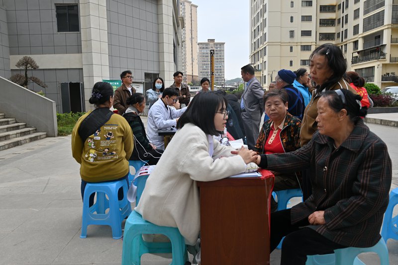 工作人員為居民進行脈診。