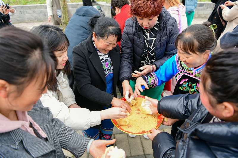 還冒著熱氣的糍粑軟軟糯糯，蘸上豆面讓人愛不釋手。