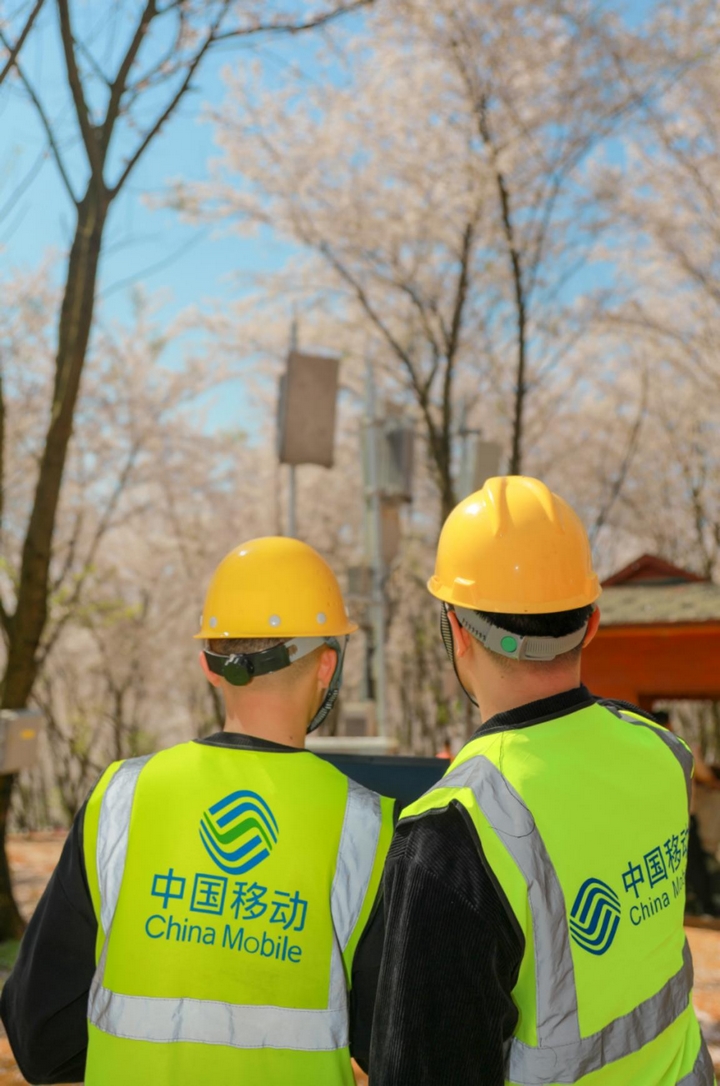 2 圖為移動公司工作人員對活動周邊區域的網絡進行優化.jpg