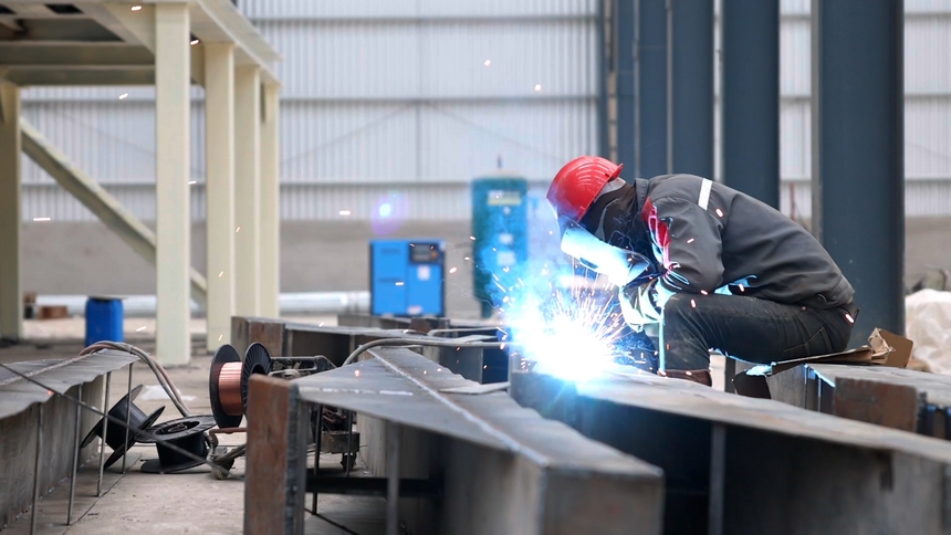 工人正在焊接。張安俊攝