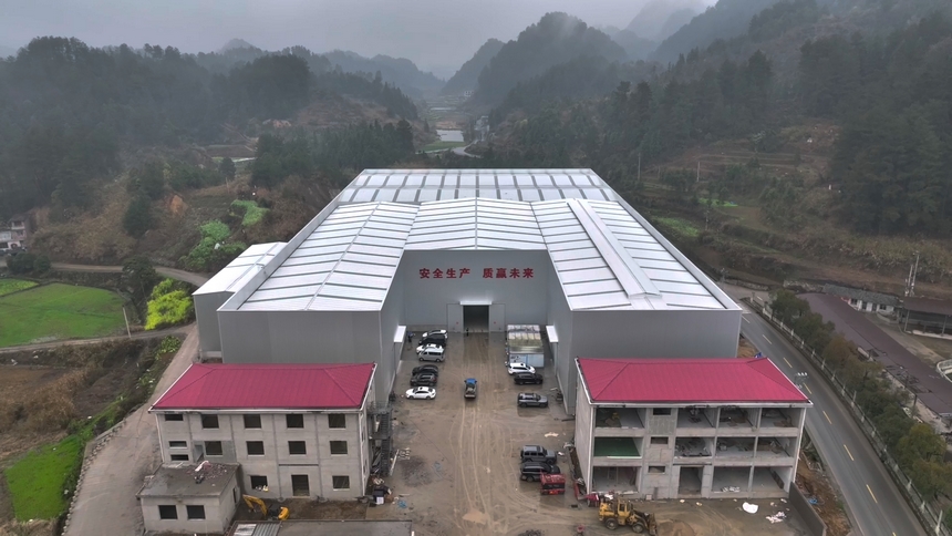 麻江縣年產5萬噸電熔白剛玉項目建設現場。瞿忠黎攝