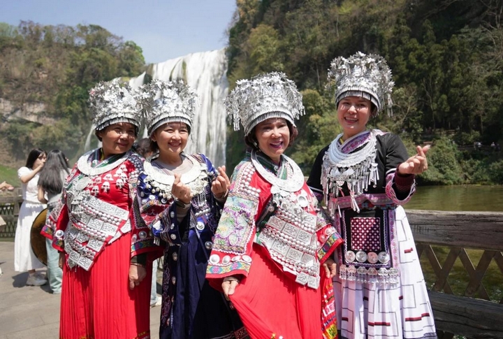 5 外籍游客在黃果樹瀑布留影.jpg