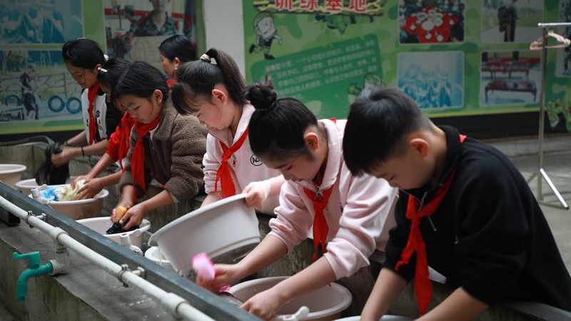 同學們投入到洗衣服的比拼中。