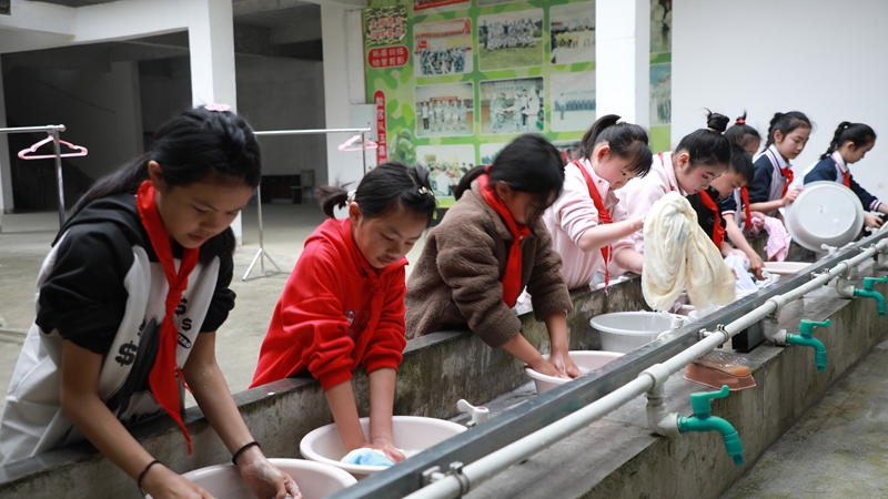 洗衣服的比拼中。