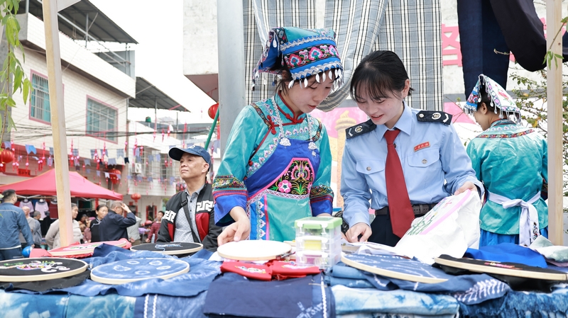 稅務干部和非遺技藝人學習扎染工藝。