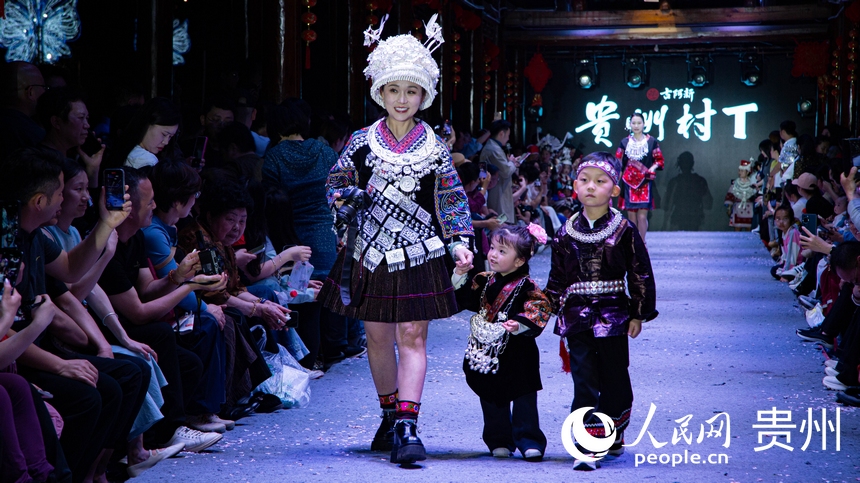 “村T”表演現場。人民網 黃小桃攝