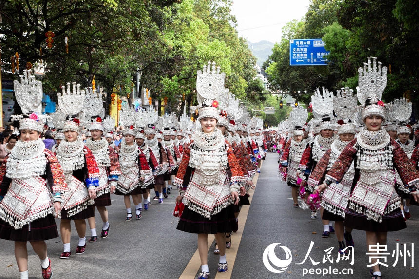 臺江縣苗族同胞盛裝游演慶祝姊妹節。人民網 黃小桃攝