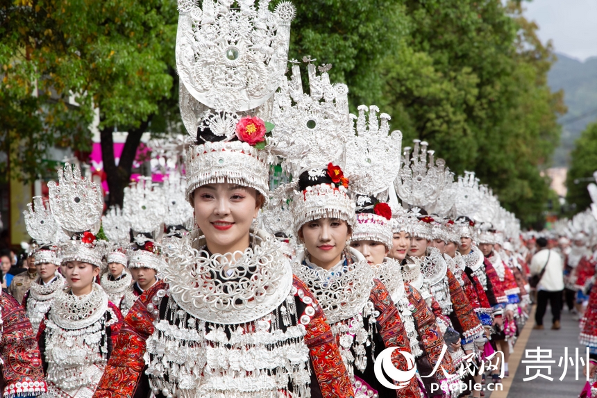臺江縣苗族同胞盛裝游演慶祝姊妹節。人民網 黃小桃攝