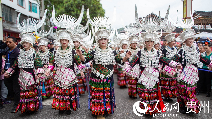 臺江縣苗族同胞盛裝游演慶祝姊妹節。人民網 黃小桃攝
