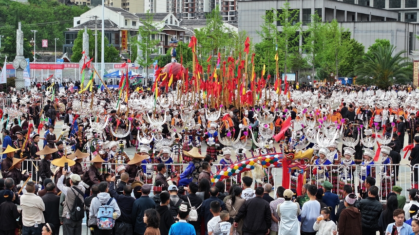 航拍臺江苗族姊妹節萬人盛裝游演。邰光政攝