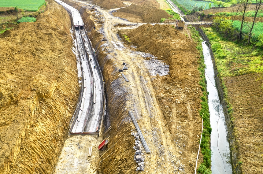 工人在貴州省黔西市水西街道農業灌區建設水利工程。