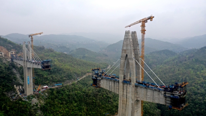 甕馬鐵路湘江特大橋索塔全部施工完成。.jpg