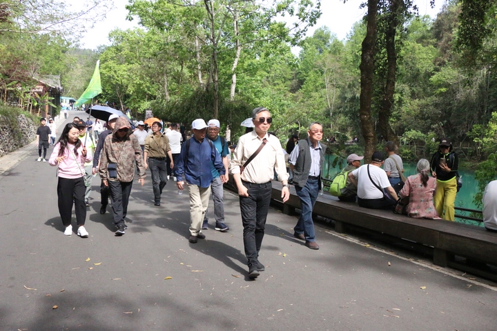 1 圖為媒體采風團漫步景區.JPG