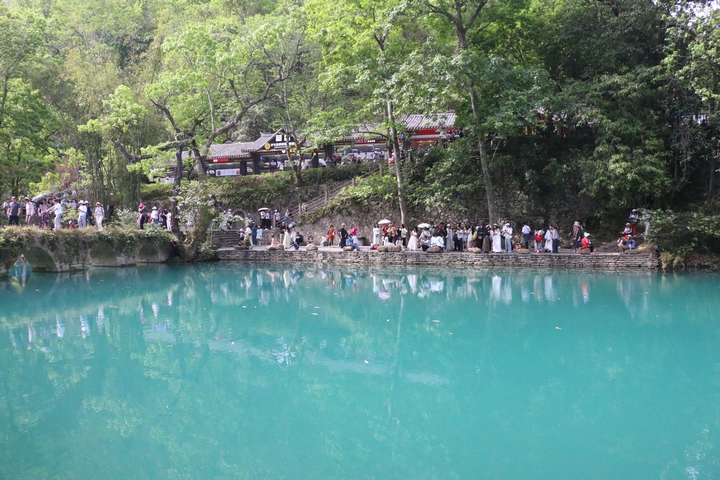 2 春日小七孔游客滿滿.JPG