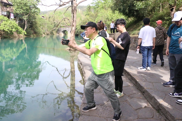 3 圖為媒體采風團漫步景區.JPG