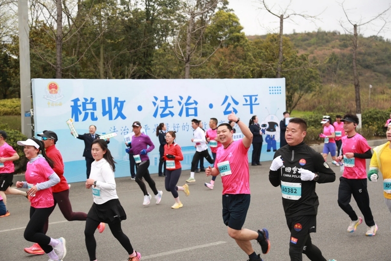 “奔跑貴陽·2025貴陽貴安櫻花半程馬拉松賽”在貴安櫻花園燃情起跑。