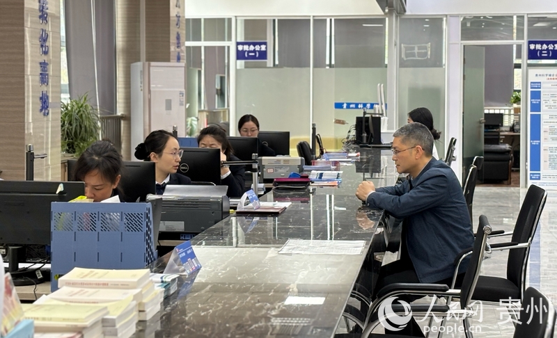 窗口工作人員正在辦理業務。人民網記者 高華攝