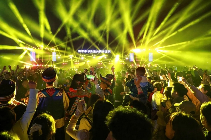 3、群眾與表演團隊一起嗨翻全場。.jpg