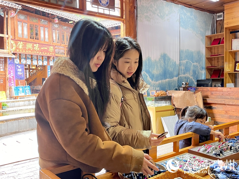 游客挑選非遺文創。人民網 陳潔泉攝