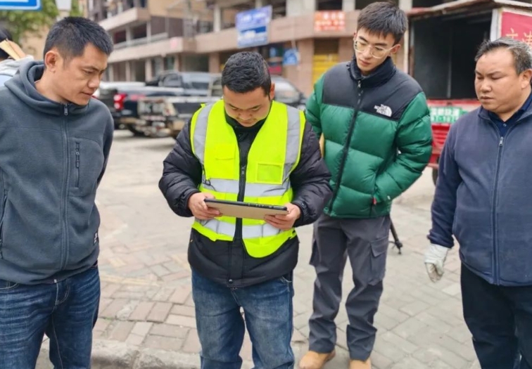 工作人員正在檢查下水道淤堵情況。陳忠校 攝