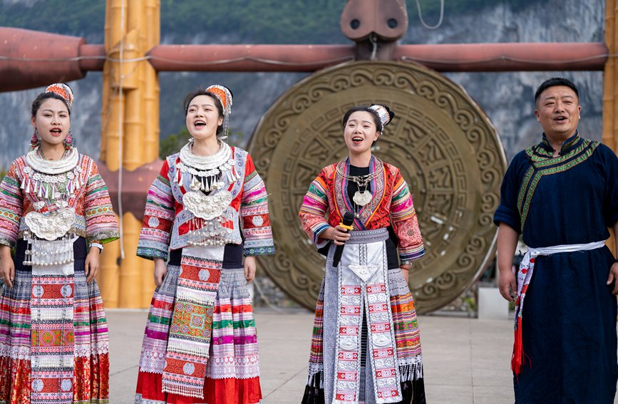 當地村民為游客演唱苗族歌曲。王平亮攝