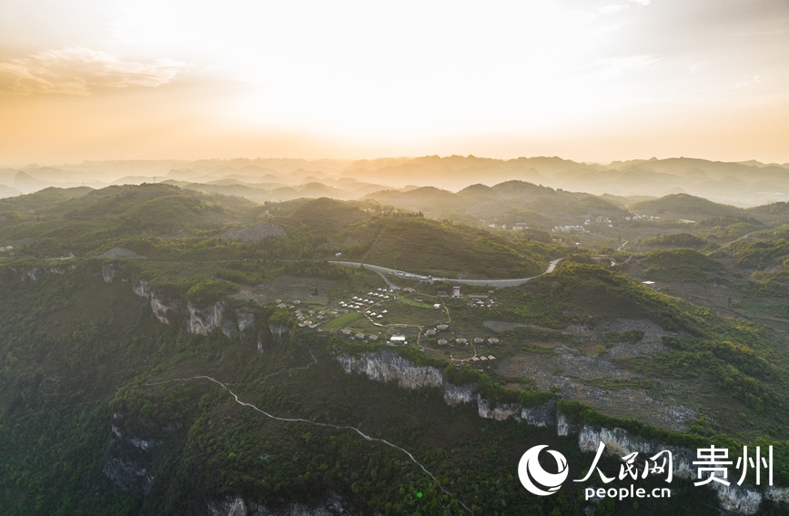航拍夕陽下的化屋村露營基地。人民網記者 涂敏攝