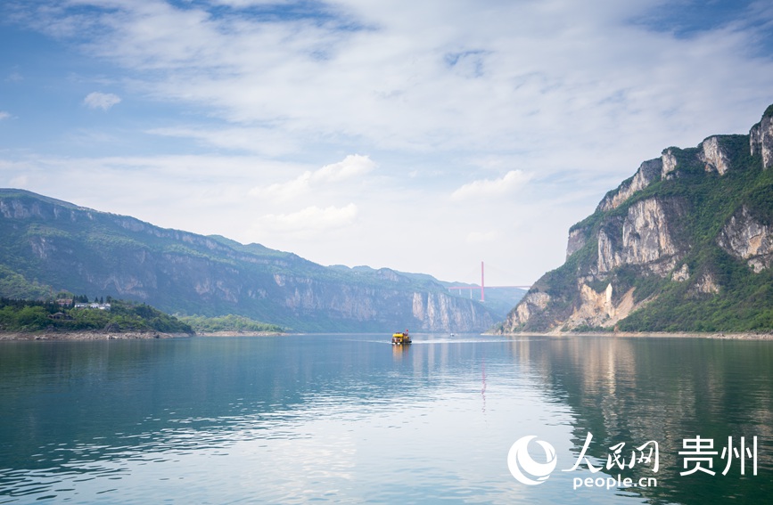 穿行于烏江江面的游船。人民網記者 涂敏攝