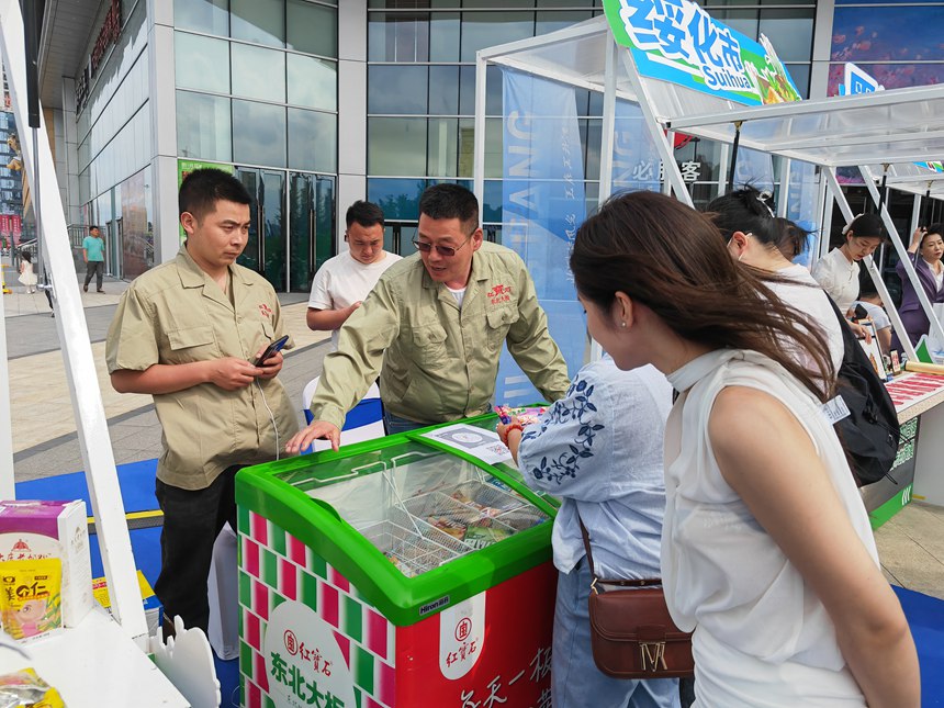 黑龍江文旅推薦官向貴陽市民解說。