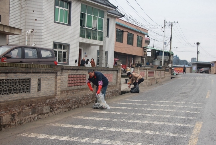 修文縣全力推進農村“治垃圾” 鄉村顏值再提升近日，筆者從修文縣綜合行政執法局獲悉，修文縣正積極探索農村垃圾治理新路徑，圍繞“三個環節四個點位四個場景”治理體系，全力改善農村人居環境，讓鄉村舊貌換新顏。