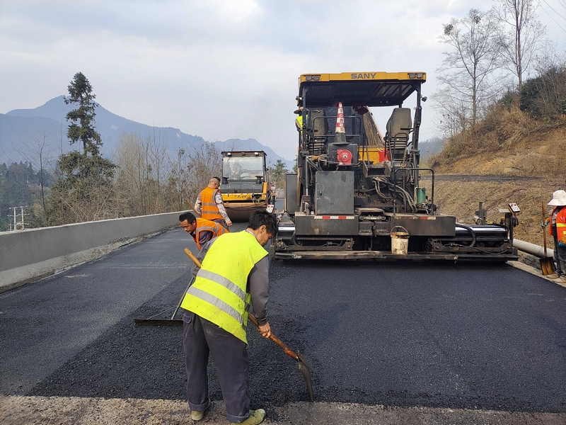 開展公路日常養護工作。吳磊攝