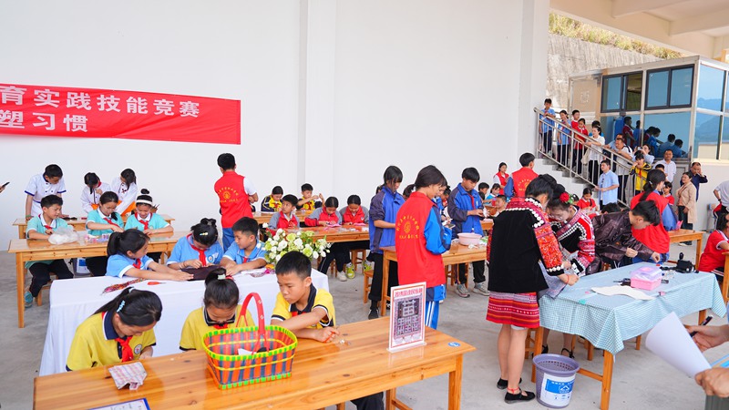 工藝品制作比賽現場。