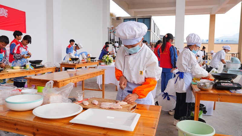 小選手們正在制作菜品。
