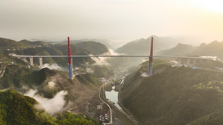 2 龍里河大橋與橋下的朵花組相映成趣，美輪美奐（潘希來攝）.JPG