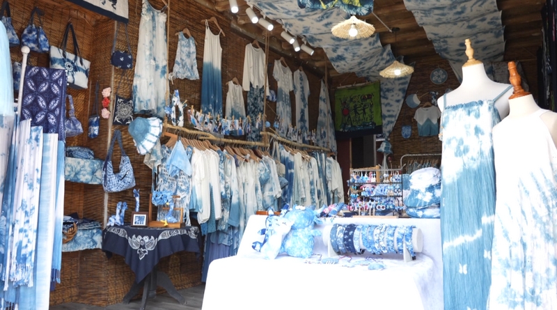 西秀區舊州古鎮蠟染服飾店。