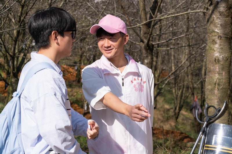 “小青衛”在貴安櫻花園開展道路指引志愿服務。