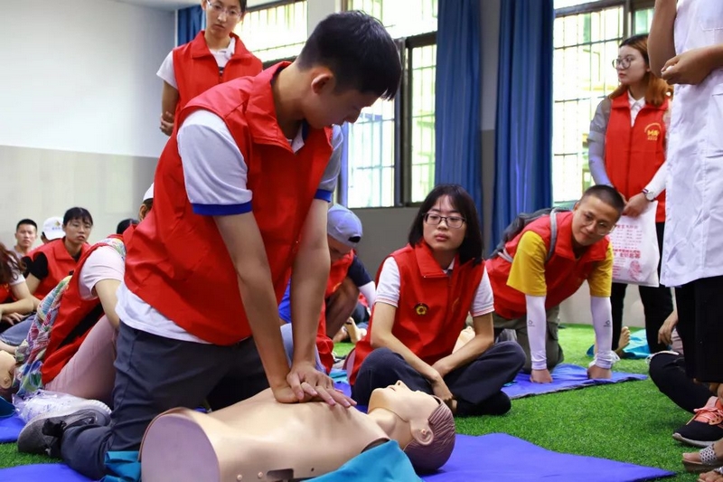 “小青衛”開展急救培訓志愿服務。