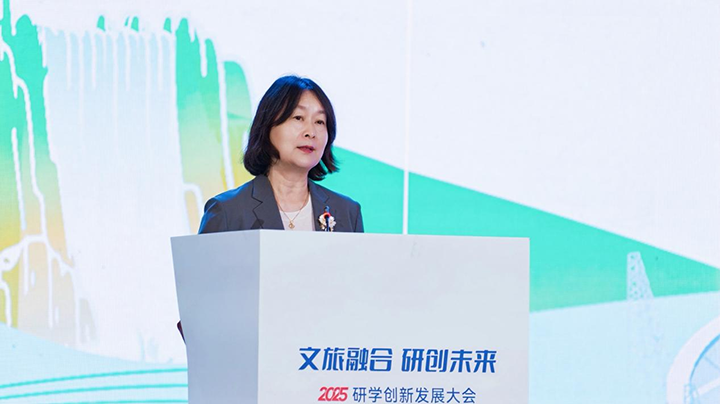 2、貴州省文化和旅游廳黨組成員、副廳長李芳致辭。