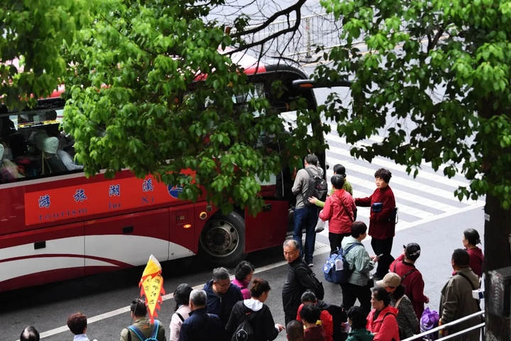 游客有序上車。趙松攝.jpg