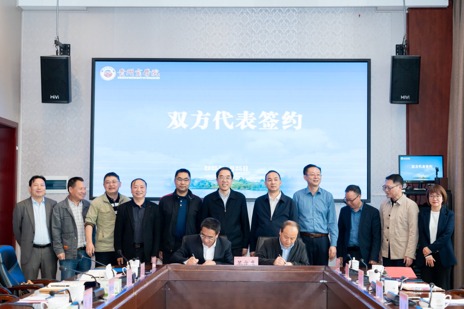 羅兵與繆坤和代表兩校簽署合作協議。