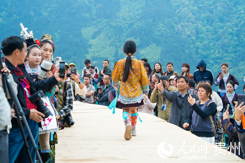 村民在貴州省從江縣加榜梯田上參加“T”田秀活動。人民網 陽茜攝