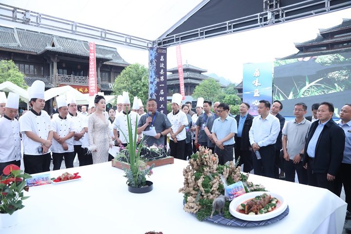 圖為評委點評菜系。