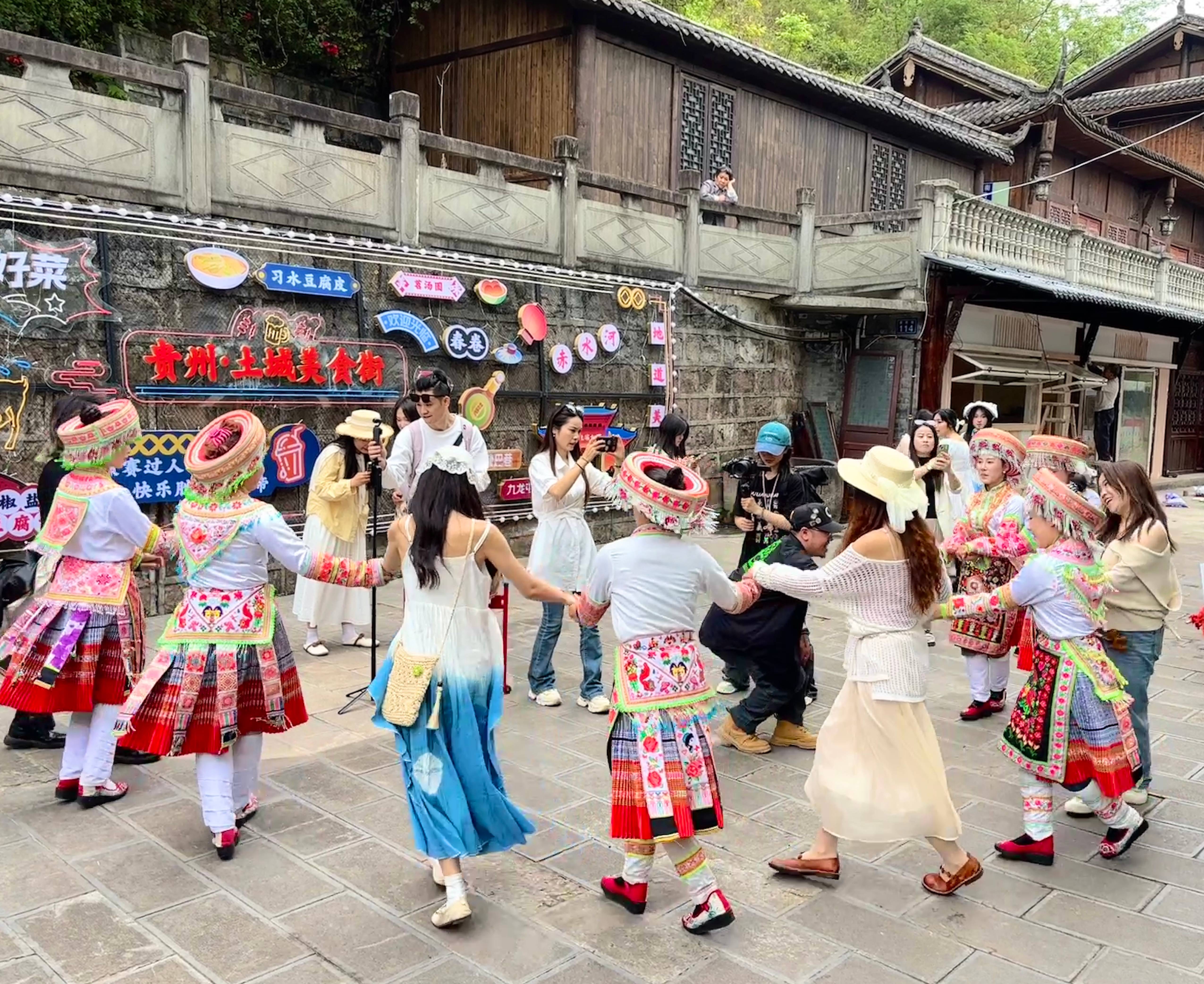 5、達人們踴躍加入舞蹈隊列，即興創造出 “網紅版斗腳舞”（任奕欣 攝）.jpg